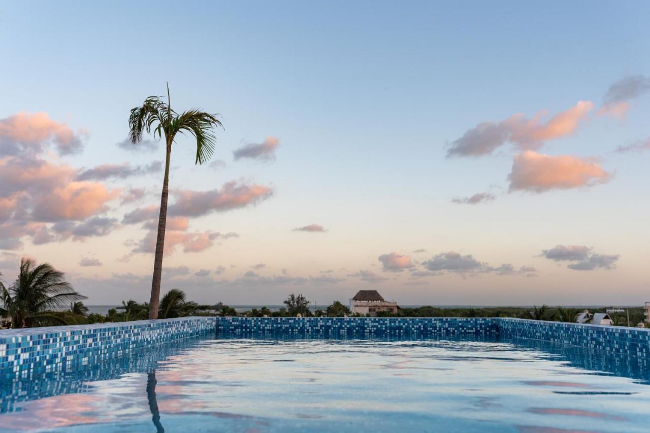 Hotel Mayari Holbox Exteriér fotografie Infinity pool at the Grand Palladium Hotel, Playa del Carmen, Mexico