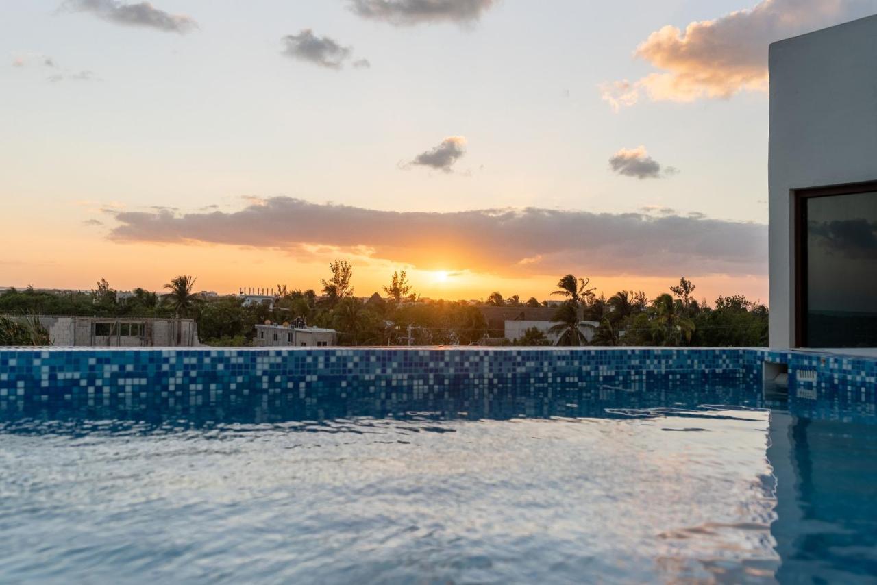 Hotel Mayari Holbox Exteriér fotografie Sunset at the rooftop pool