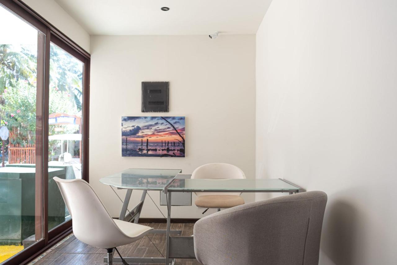 Hotel Mayari Holbox Exteriér fotografie A dining room with a glass table