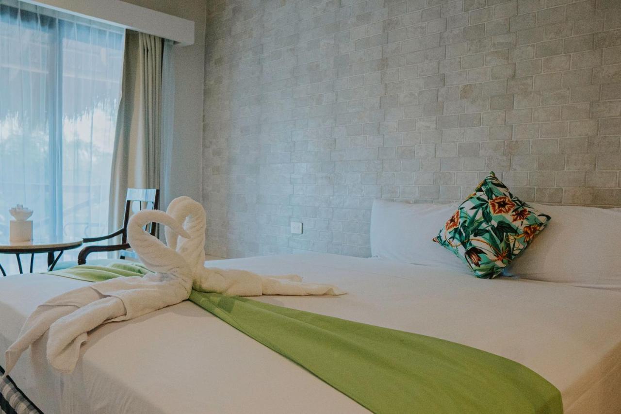 Hotel Mayari Holbox Exteriér fotografie A bed with a towel animal