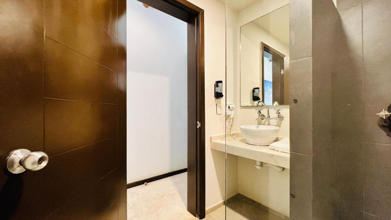 Hotel Mayari Holbox Exteriér fotografie Bathroom of a hotel room